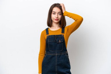 Genç Ukraynalı kadın, beyaz arka planda soyutlanmış bir şekilde hayal kırıklığı yaşıyor ve bunu anlamıyor.