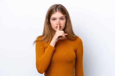 Beyaz arka planda izole edilmiş genç bir Rus kızı sessiz bir jest işareti gösteriyor. Parmağını ağzına sokuyor.