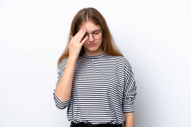 Beyaz arka planda başı ağrıyan genç Rus kız.