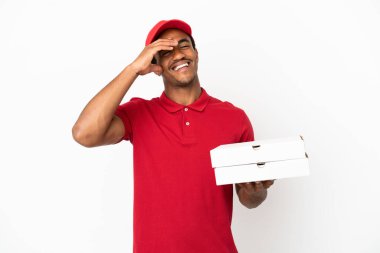 Afro-Amerikalı pizza teslimatçısı izole edilmiş beyaz duvarın üzerinden pizza kutuları topluyor.