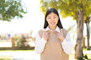 Yüzünde sürpriz bir ifade olan güzel bir Çinli kadın.