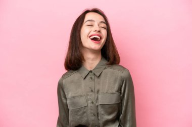 Genç Ukraynalı kadın pembe arka planda izole edilmiş gülüyor.