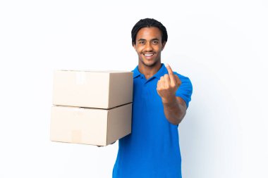 Beyaz arka planda örülü Afrika kökenli Amerikalı bir adam geliyor.