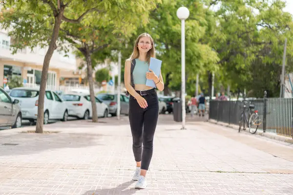 Açık havada, Sarışın genç kadın