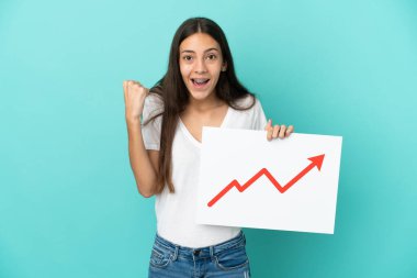 Mavi arka planda izole edilmiş genç bir Fransız kadın elinde büyüyen bir istatistik okuyla bir işaret tutuyor ve zaferi kutluyor.