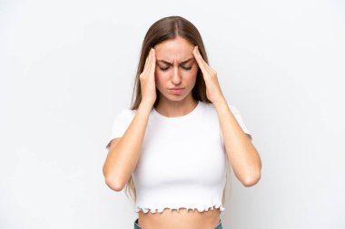 Beyaz arka planda başağrısı olan beyaz tenli genç bir kadın.