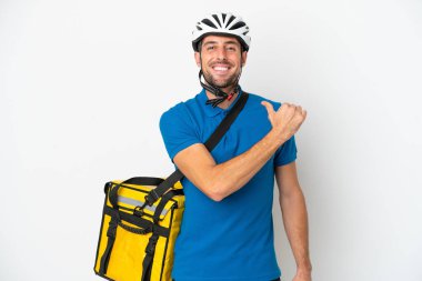 Beyaz arka planda izole edilmiş termal sırt çantalı beyaz bir adam gururlu ve kendini beğenmiş.