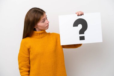 Beyaz arka planda izole edilmiş genç bir İngiliz kadın soru işareti sembollü bir pankart tutuyor.