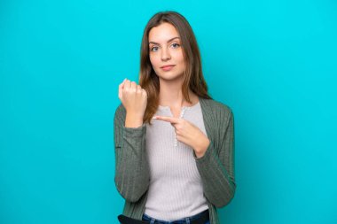 Mavi arka planda izole edilmiş beyaz bir kadın geç kalma jesti yapıyor.