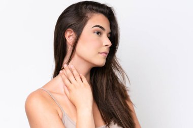 Beyaz arka planda izole edilmiş genç Brezilyalı kadın. Portre