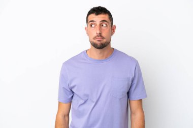 Beyaz arka planda izole edilmiş yakışıklı beyaz adam şüpheli hareketler yapıyor.