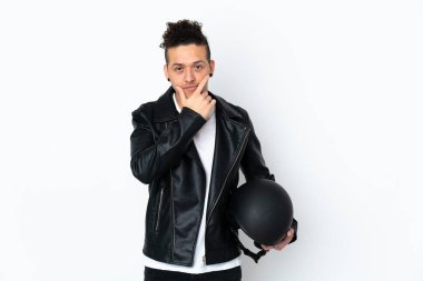 Beyaz arka plan üzerinde motosiklet kaskı olan beyaz bir adam bir fikir düşünüyor.