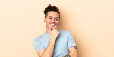 İzole edilmiş arka planda yaşayan beyaz bir adam mutlu ve gülümsüyor.