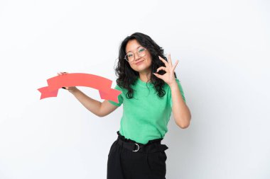 Beyaz arka planda izole edilmiş genç Asyalı bir kadın boş bir levha tutuyor ve 