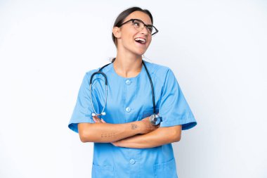 Beyaz arka planda yalnız, mutlu ve gülümseyen genç hemşire kadın.