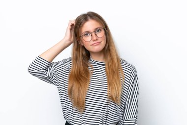 Beyaz arka planda soyutlanmış genç beyaz bir kadın hayal kırıklığı ifadesi ve anlamama.