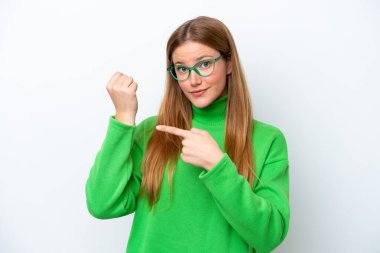 Beyaz arka planda izole genç beyaz kadın geç kalma jesti yapıyor