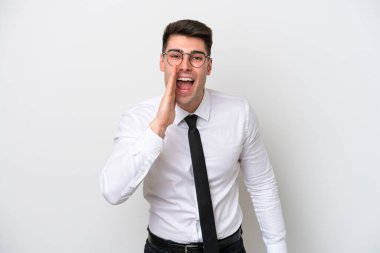 Beyaz arka planda izole edilmiş beyaz bir adam ağzı açık bağırıyor.