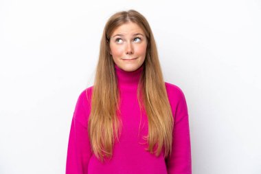 Beyaz arka planda izole edilmiş genç beyaz kadın yukarı bakarken şüpheleri var.