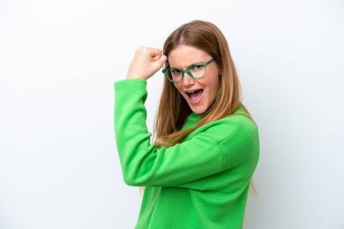 Beyaz arka planda izole edilmiş beyaz bir kadın zaferi kutluyor.