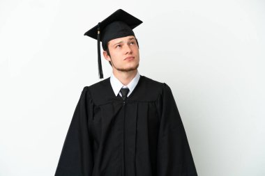 Beyaz arka planda izole edilmiş genç Rus üniversite mezunu.