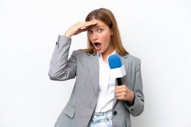 Beyaz arka planda izole edilmiş beyaz TV sunucusu genç kadın yan tarafa bakarken sürpriz jest yapıyor.