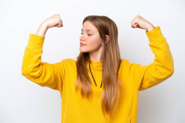 Beyaz arka planda izole genç beyaz kadın güçlü bir jest yapıyor.