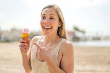 Açık havada, Sarışın genç kadın 