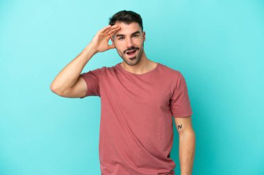 Mavi arka planda izole genç beyaz adam bir şey fark etti ve çözüme niyetlendi.