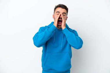 Beyaz arka planda izole edilmiş beyaz bir adam bağırıyor ve bir şey duyuruyor.