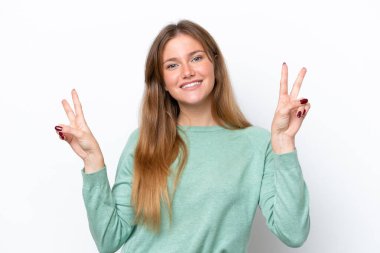 Beyaz arka planda izole edilmiş beyaz bir kadın zafer işareti gösteriyor.