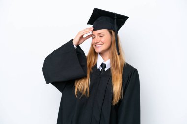 Beyaz arka planda tecrit edilmiş genç üniversite mezunu beyaz bir kadın bir şey fark etti ve çözüme niyetlendi.