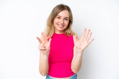 Sarışın İngiliz genç kız beyaz arka planda izole edilmiş sekiz parmaklı sayıyor.