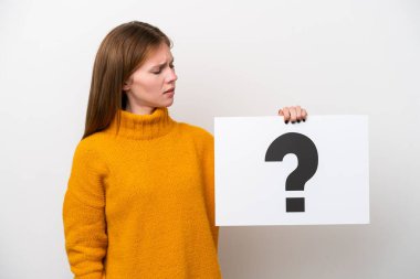 Beyaz arka planda izole edilmiş genç bir İngiliz kadın soru işareti sembollü bir pankart tutuyor.