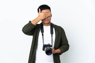 Genç Ekvadorlu fotoğrafçı beyaz arka planda, gözleri elle kapatıyor. Bir şey görmek istemiyorum.