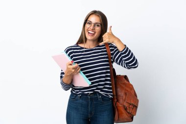 Beyaz arka planda izole edilmiş genç bir bayan telefon hareketi yapıyor ve ön tarafı işaret ediyor.