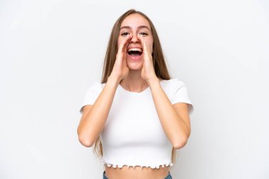 Beyaz arka planda izole edilmiş beyaz bir kadın bağırıyor ve bir şeyler söylüyor.