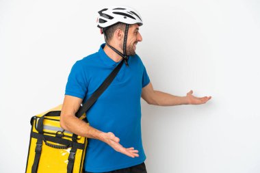 Termal sırt çantalı, beyaz arkaplanlı, sürpriz ifadeli beyaz bir adam.