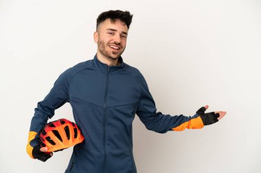 Beyaz arka planda izole edilmiş genç bisikletçi, davet edilmek için ellerini yana uzatıyor.