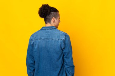 Beyaz adam arka planda izole edilmiş arka planda ve yana bakıyor.