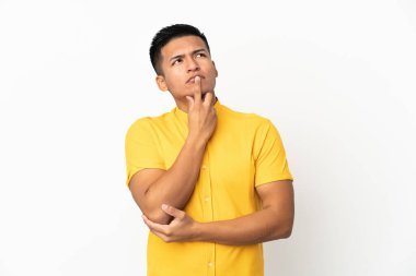 Genç Ekvadorlu adam beyaz arka planda izole edilmiş.