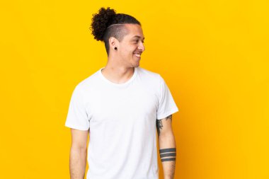 İzole edilmiş arka planda beyaz bir adam.