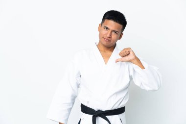 Beyaz arka planda karate yapan genç Ekvadorlu gururlu ve kendini beğenmiş.