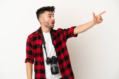 Beyaz arka planda izole edilmiş genç fotoğrafçı