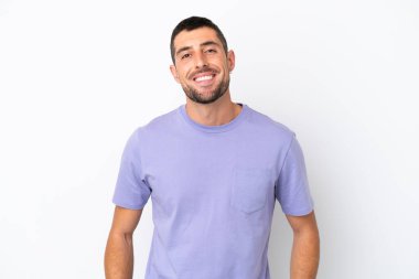 Beyaz arka planda izole edilmiş yakışıklı beyaz adam gülüyor.