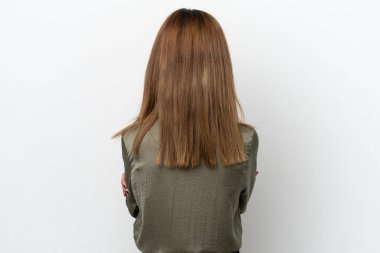 Genç İngiliz kadın arka planda beyaz arka planda izole edilmiş.