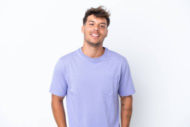 Beyaz arka planda izole edilmiş beyaz tenli yakışıklı bir adam gülüyor.