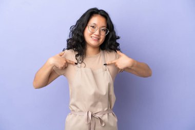 Restoran Asyalı garson mor arka planda izole edilmiş gururlu ve kendini beğenmiş.