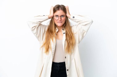 Beyaz arka planda izole edilmiş genç sarışın kadın gergin hareketler yapıyor.