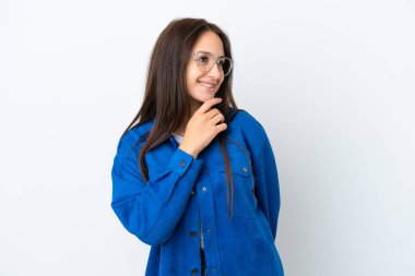 Genç Ukraynalı kadın beyaz arka planda izole edilmiş gülümserken yukarı bakıyor